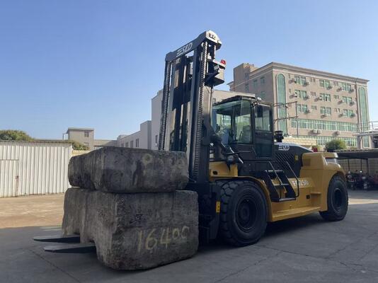 Вилочный погрузчик с усилителем руля для тяжелых грузов с радиусом поворота 2500 мм, разработанный для повышения эффективности операций по обработке материалов